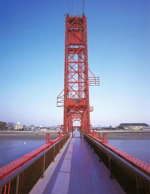 佐賀側の昇降桁上より吊上塔を見る　撮影：スタジオジョイント　樋口宗久