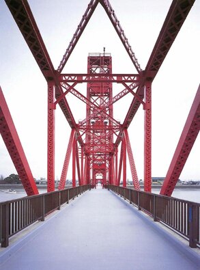佐賀側の橋面上より吊上塔を見る　撮影：スタジオジョイント　樋口宗久