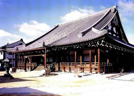 本堂　正側面　撮影：（有）真陽社　杉本和樹