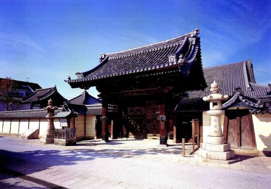 表門と築地塀（正面）　撮影：（有）真陽社　杉本和樹